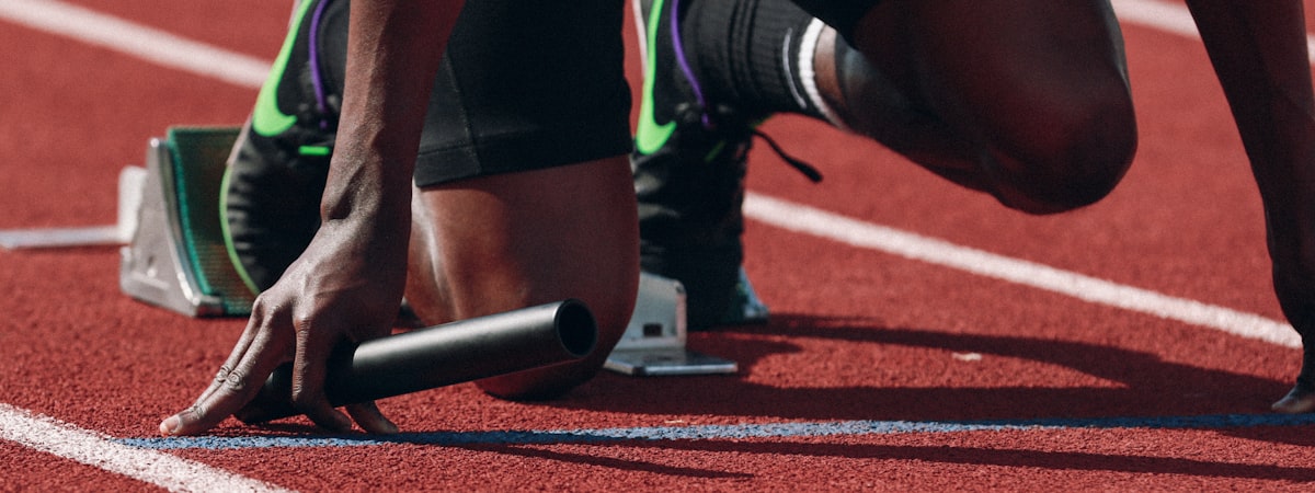 yy易游体育高清无插件直播技术展示 - 多屏显示不同体育赛事的现代化控制中心